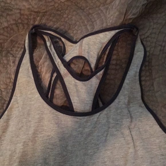 Lululemon tank in perfect condition size 4 - Picture 2 of 4